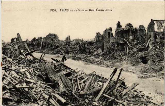 CPA MILITAIRE Lens en ruines-Rue Emile-Zola (316101)