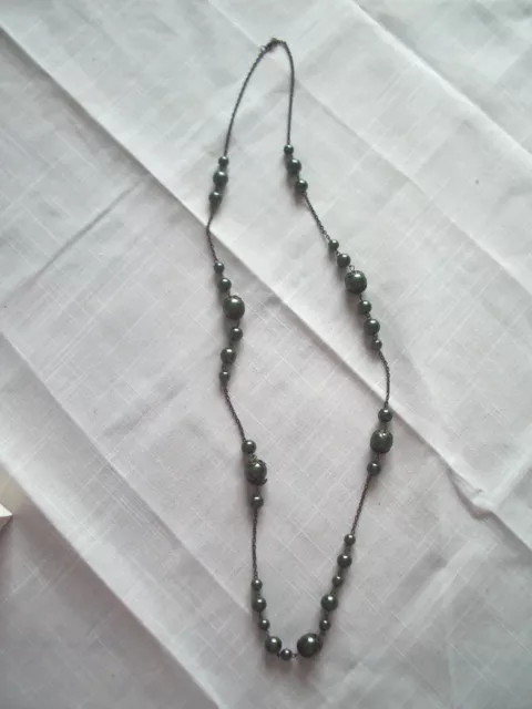 Beau collier sautoir perles vertes longueur 100 cm en très bon état
