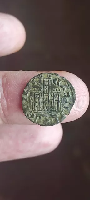 moneda Alfonso XI de plata con un trébol en cada una de las tres torres 