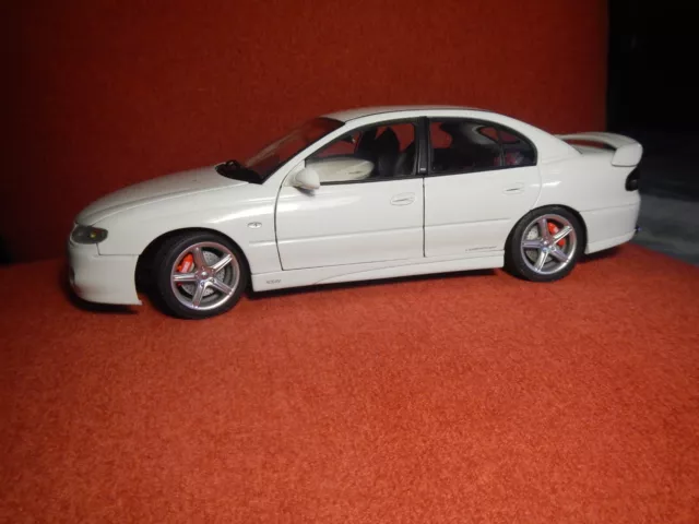 1/18 AUTOART HSV COMMODORE VT2 CLUBSPORT R8 in HERRON WHITE.