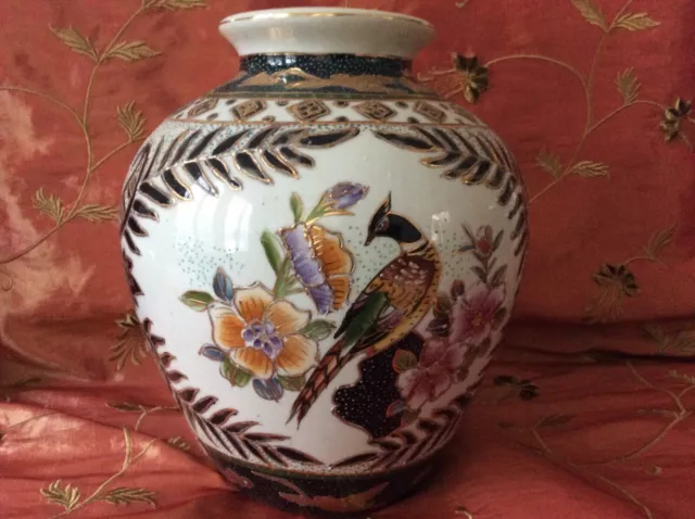 An old Chinese export porcelain jar 3