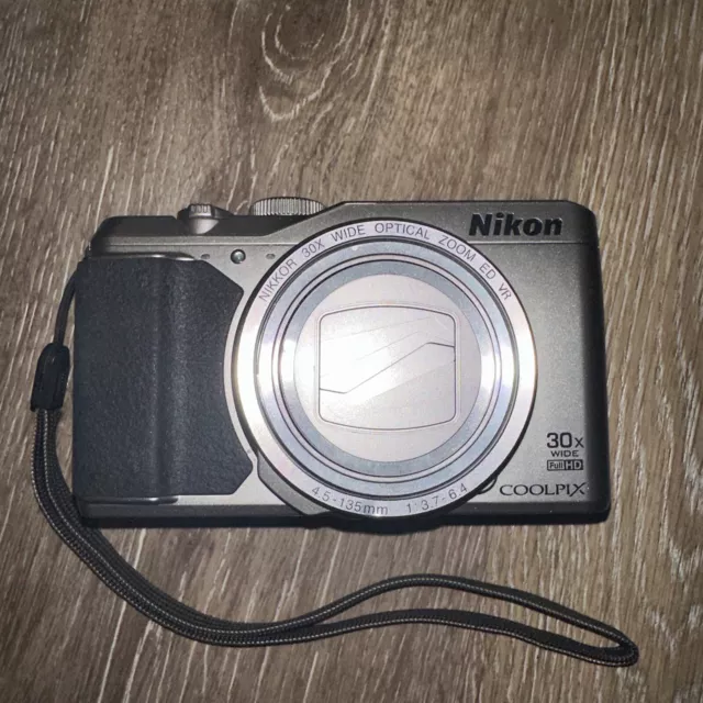 Cámara digital Nikon COOLPIX S9900 con zoom óptico de 30x - TAL CUAL - para repuestos