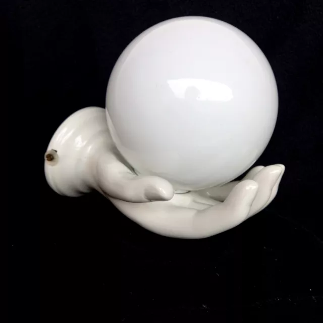 Magnifique Applique En Forme De Main En Ceramique Blanche Et Globe En Opaline
