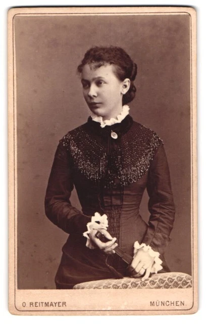 Fotografie Otto Reitmayer, München, Briennerstr. 4, Junge Dame im bestickten Kl