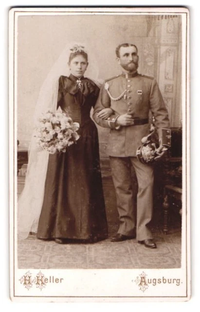 Fotografie H. Keller, Augsburg, Singerstr., Uffz. in Unfiorm mit Pickelhaube un