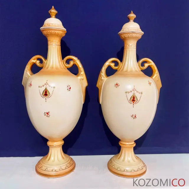Paar handbemalte Vintage Crown Devon große Urne-Vasen mit zwei Griffen.