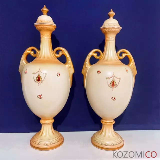 Paar handbemalte Vintage Crown Devon große Urne-Vasen mit zwei Griffen.