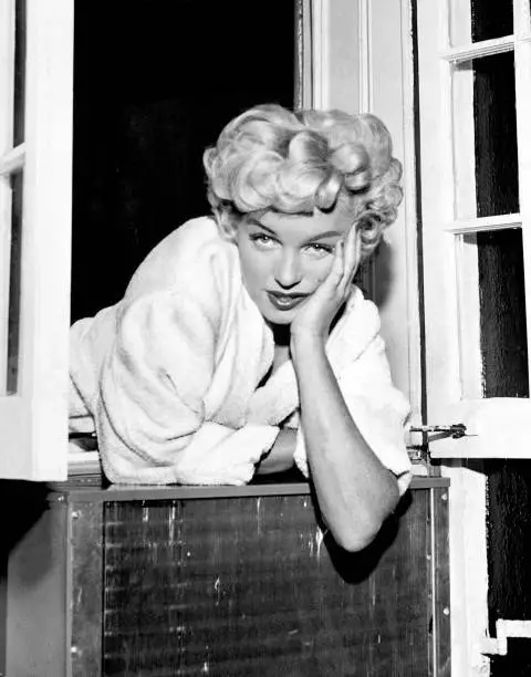 MARILYN MONROE ON set of The Seven Year Itch at East 61st St Betwe ...