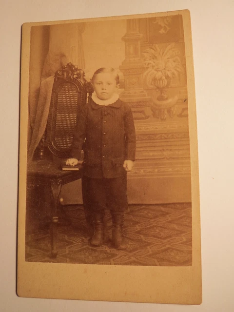 Celle - ragazzo in piedi in vestito - libro sedia - sfondo / CDV