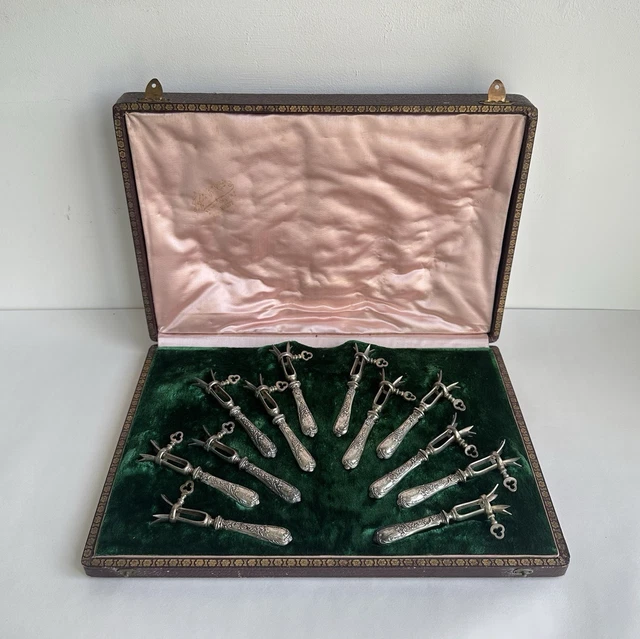 Ancien Coffret De 12 Numéros à Pince Pour Marque-places - Début Du 20ème Siècle - Fait Main En France