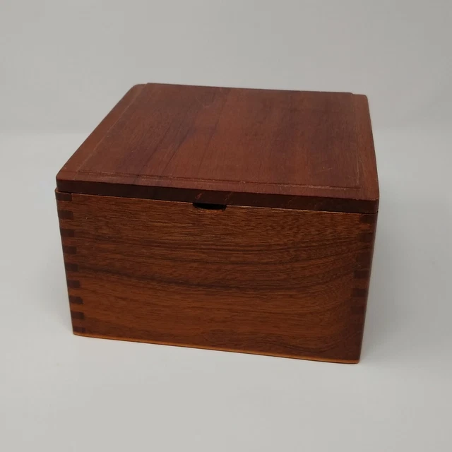Vintage Unmarked 7 x 7 x 4.5 (Inch) Cigar Box w/ Opening Lid