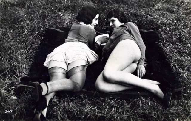 CPA nu artistique vers  1900/1930. Couple de jeunes femmes sur l'herbe. Photo NB