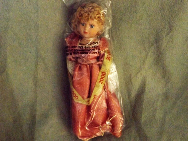 Porcelain Collector Doll/2000/Heritage Signature Collection/Brand New in Box