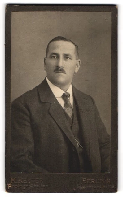 Fotografie M. Reuter, Berlin-N., Brunnenstr. 113, Stattlicher Herr im Anzug mit