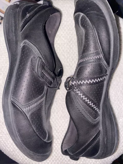 Clarks asney store slip on