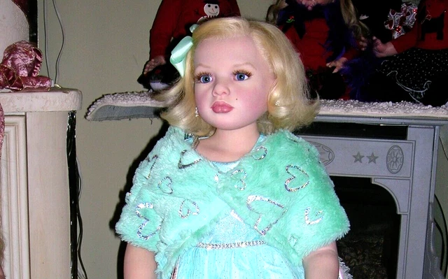 ❤ 30" X 7" ❤Childs ❤ Faux Fur ❤Mint W/ Silver Sparkle Hearts ❤Scarf Wrap❤4 Snaps