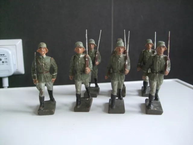 Lineol 6 Soldaten mit Gepäck und 1 Offizier im Marsch