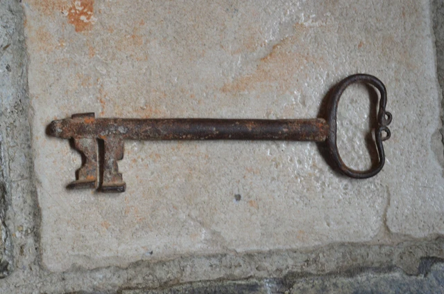 Ancienne Clé En Fer Forgé - XVIIe Siècle - Objet Décoratif Antique