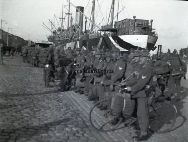 Orig. Negativ Foto Gebirgsjäger bei Schiff "ISAR" m. Tarn Camo im Hafen 1940