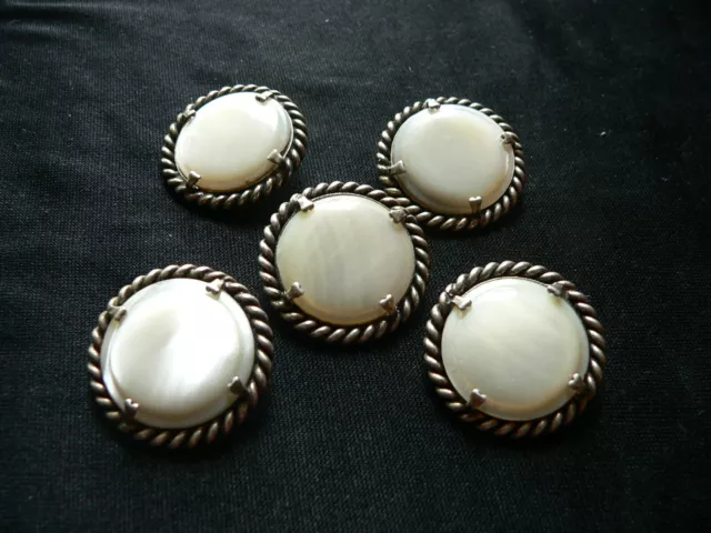 Lot de 5 Boutons anciens en nacre et métal argenté - années 70