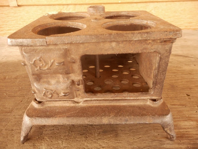 Vieille Cuisinière En Métal Et Poupée Ancienne - Jouet XIXe, Poêle à Bois (jeu De L'oie)