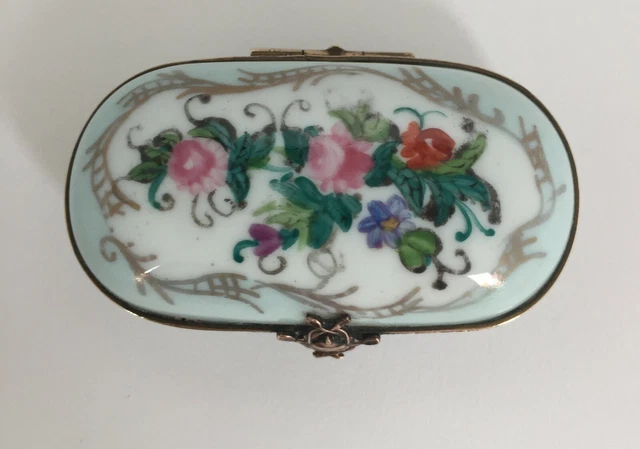 Pilulier Vintage En Forme De Cœur à Décor Floral - 2 Compartiments, Métal Doré, Occasion Avec Usures