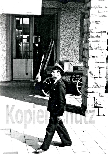 Original Eisenbahn Foto - DB-Aufsichtsbeamter im Bahnhof Markt-Oberdorf, 1959