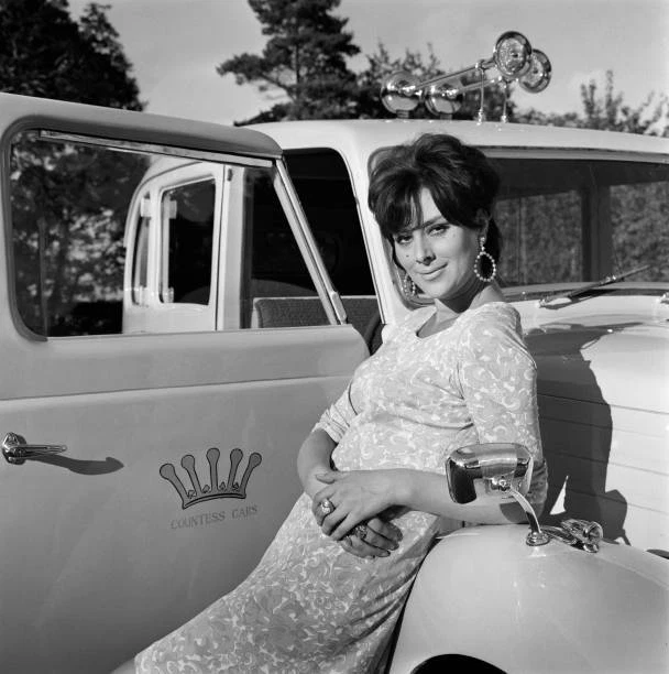 English Model And Actress Sue Lloyd Posed 1966 OLD PHOTO