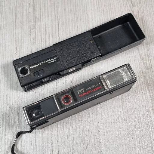 Cámaras retro vintage ITT Magic Flash y Kodak Ektralite 400
