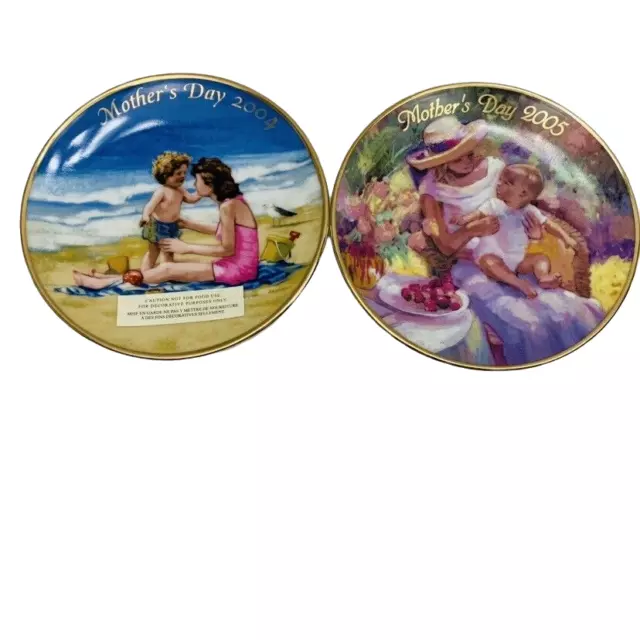 Set of 2 Avon Mothers Day Plates Years 2004 and 2005 with Easels