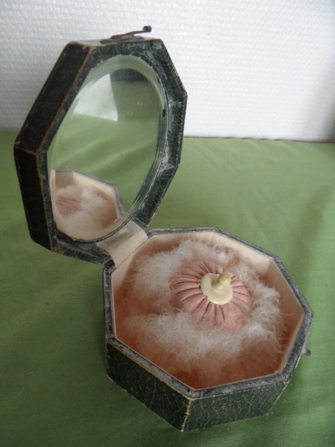 Ancien Coffret De Maquillage Vintage En Métal - Avec Poudrier, Flacons, Miroir - Occasion