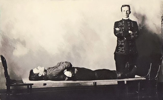 18-1900s Creepy/Weird/Strange Circus/Freak/Side/Magic Show Escape Artists Photo