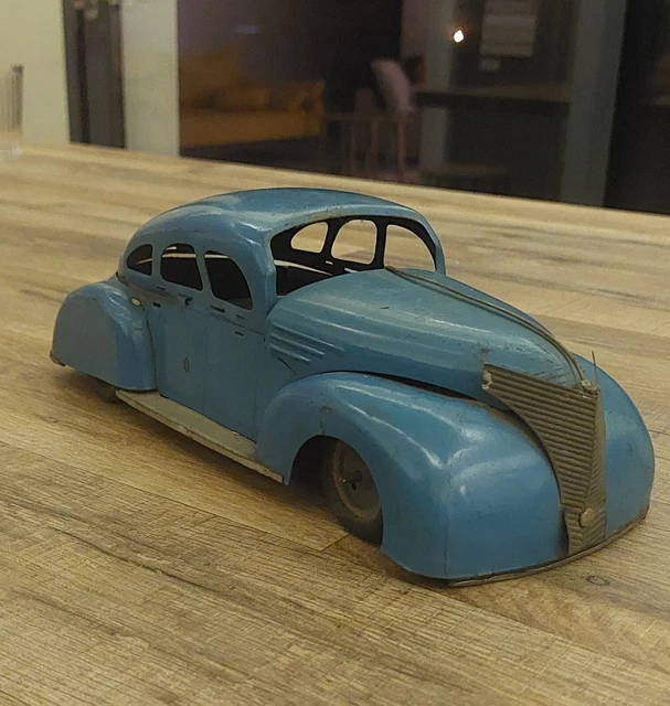 Ancien Jouet Mécanique Russe En Tôle : Garage Avec Voiture, état Correct
