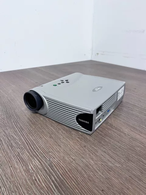 TOSHIBA TDP-B1 Projector Beamer Daten Video Projektor TOSHIBA TDP-B1 Projector Beamer Daten Video Projektor