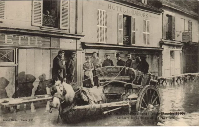 CPA Inondations 1910 PARIS 15e arr. Rue de javel fiacre des habitants (996401)