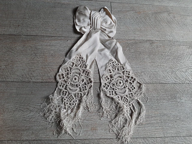 Beau Grand Noeud Composé De Boucles De Ruban Brillant Rose Avec Ombre