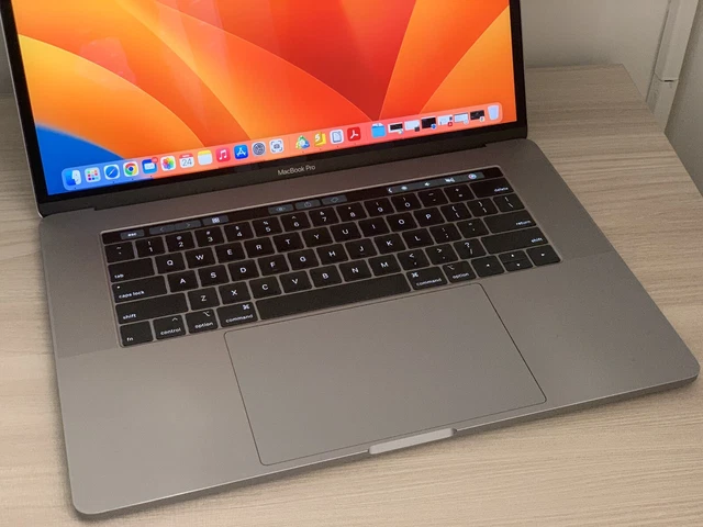 Apple MacBook Pro 15.4" 512GB SSD, Intel Core i7 8a Gen.  2,6 GHz, 16GB RAM 2
