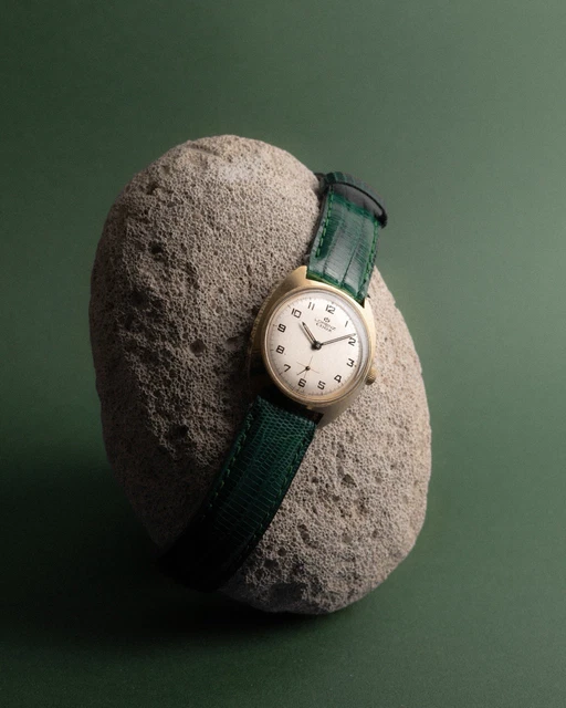 Montre Vintage Mondia Peseux 7046 - Boîtier Acier 34mm, Cadran Argent, Bracelet Cuir Noir, Neuf Avec étiquettes