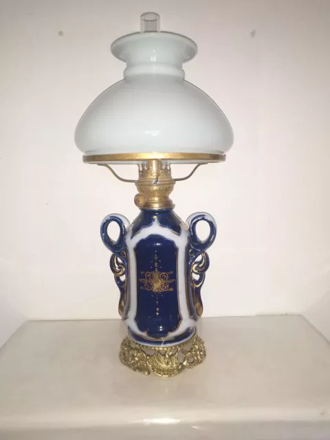 alte Tischlampe, Petroleumlampe, Messingguss, Porzellan in kobaltblau mit Gold