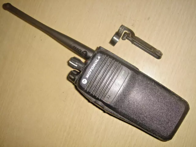 Motorola DP3400 UHF 403-470 MHz DMR batteria digitale c/w, clip da cintura e antenna #1