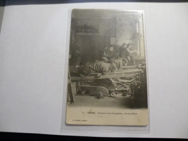 cpa.63. THIERS.Intérieur d'une Coutellerie.Les Emouleurs. animé. non écrite