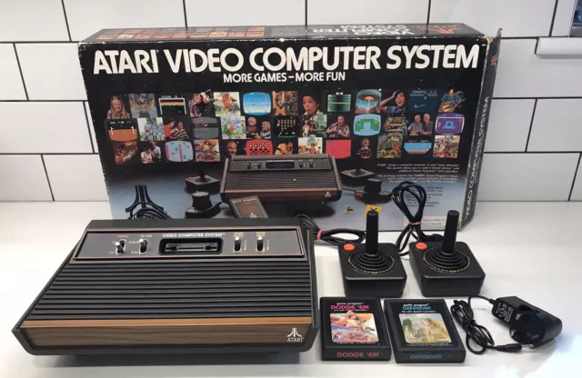 Atari 2600 Woody Video Computersystem mit 2 Spielen 2 Controllern in Box Sehr guter Zustand