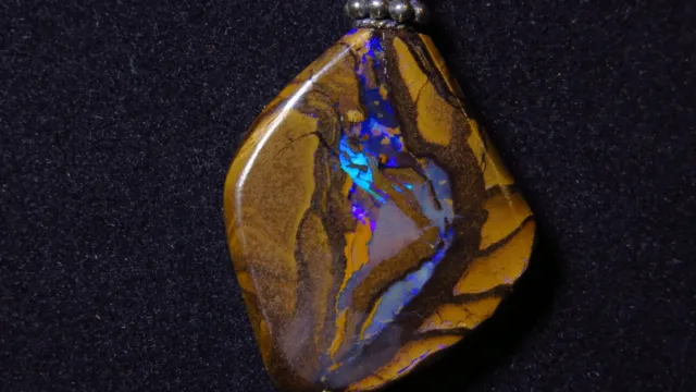 Boulder Opal Anhänger aus Koroit, Australien  37,6 Carat,  AB 1