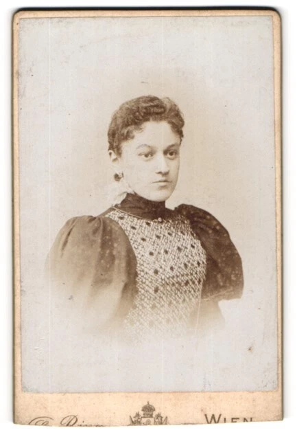 Fotografie Siegmund Bing, Wien, Stefansplatz, Junge Frau mit gewellten Haaren
