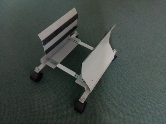 PC - Ständer, 4 Rollen, variable Breite