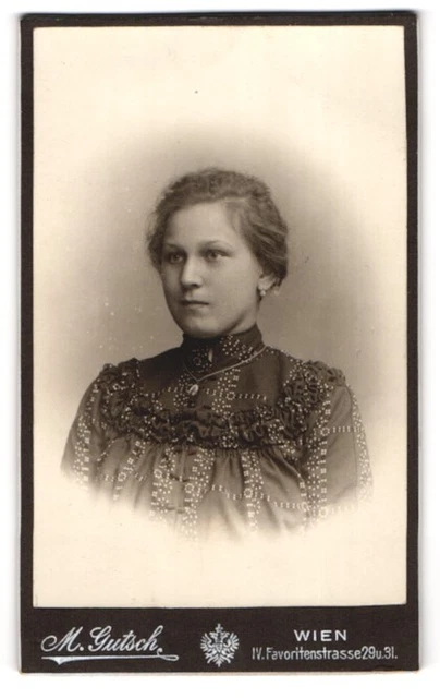 Fotografie M. Gutsch, Wien-Wieden, Favoritenstr. 29-31, Junge Dame in hübscher