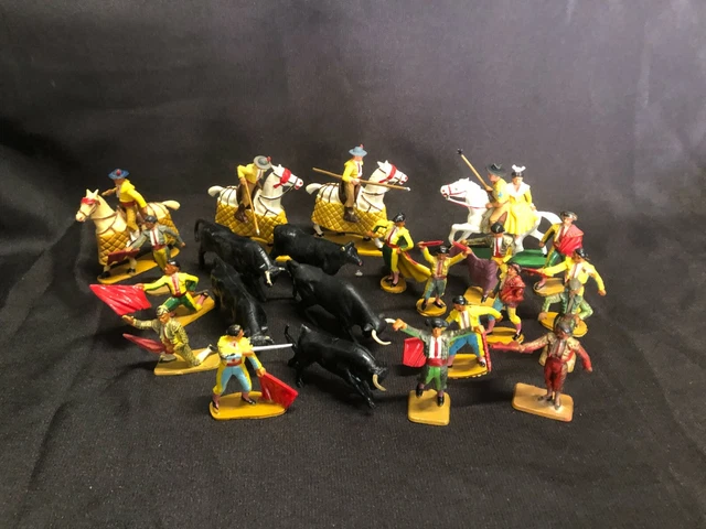 Lot De 28 Figurines Starlux Corrida Camarge - Toro Matador Picador Alguazil Mireille