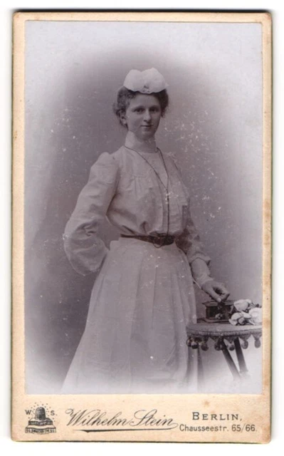 Fotografie Wilhelm Stein, Berlin, Chausseestr. 65 /66, Hübsche junge Dame im ho