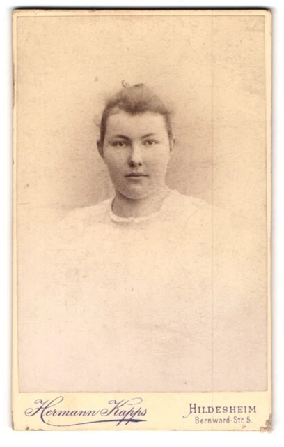 Fotografie Hermann Kapps, Hildesheim, Bernward-Strasse 5, Junge Frau mit rundli