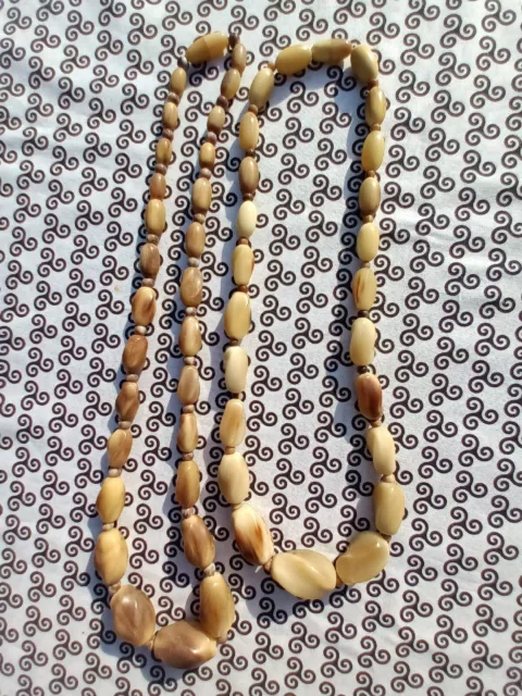 2 colliers en corne de bovin perles torsadées  années 1930/1950